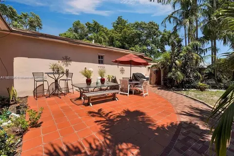 23 SW 8th St, Hallandale Beach, FL 33009