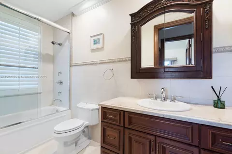 Bath - 4241 NE 23 Ter, Lighthouse Point, FL 33064 photo 1 of 3