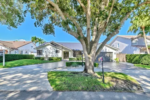8445 NW 165th Ter, Miami Lakes, FL 33016