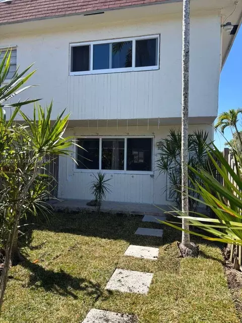 1480 NE 151st St #101, Miami, FL 33162