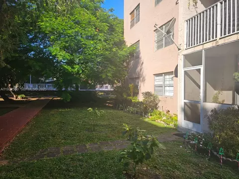 8411 NW 8th St #111, Miami, FL 33126