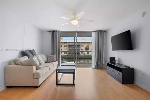 3551 NE 169th St #212, North Miami Beach, FL 33160