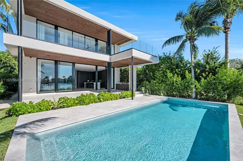 1050 Stillwater Dr, Miami Beach, FL 33141