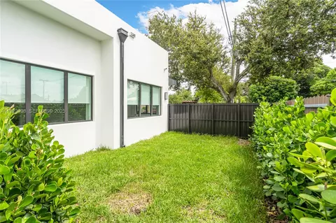 Exterior - 2260 E 9th Ave, Hialeah, FL 33013 photo 3 of 7