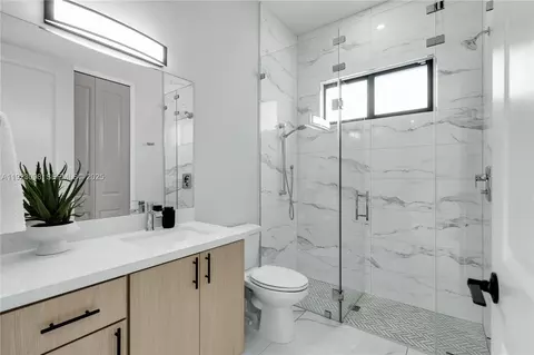 Bath - 2260 E 9th Ave, Hialeah, FL 33013 photo 2 of 3