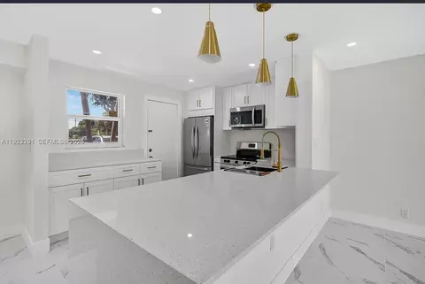 201 SE 11th Ter #102, Dania Beach, FL 33004