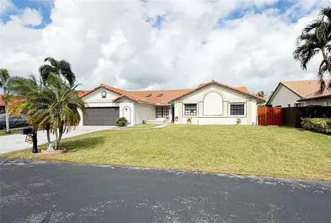 15561 Carriage Ct, Davie, FL 33331