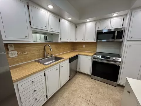 1100 Saint Charles Pl #308, Pembroke Pines, FL 33026