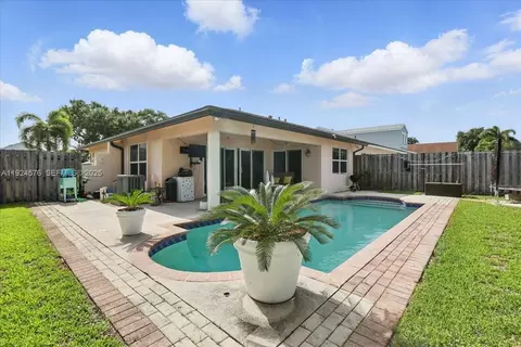 5874 SW 97th Ter, Cooper City, FL 33328