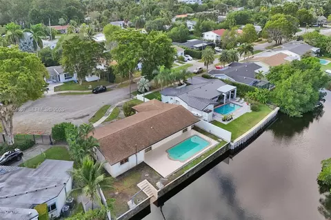 2371 NE 193rd St, Miami, FL 33180