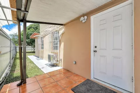 Exterior - 911 E 9th Pl, Hialeah, FL 33010 photo 6 of 7