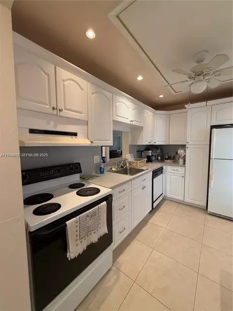 4270 NW 40th St #202, Lauderdale Lakes, FL 33319