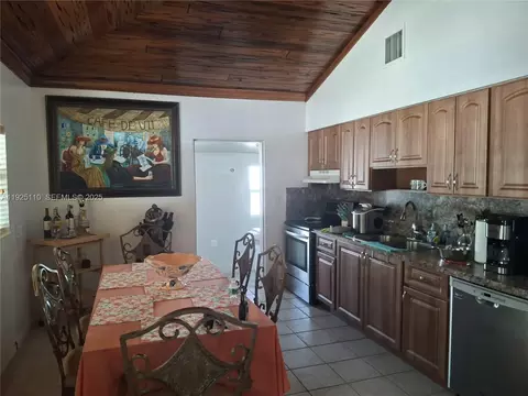 Kitchen - 29 Bonefish Ave, Key Largo, FL 33037 photo 3 of 3