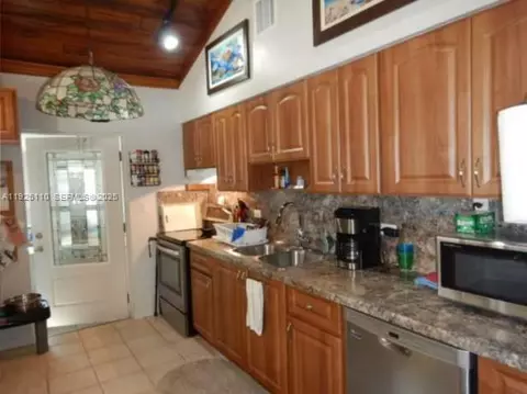 Kitchen - 29 Bonefish Ave, Key Largo, FL 33037 photo 1 of 3