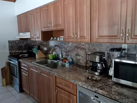 Kitchen - 29 Bonefish Ave, Key Largo, FL 33037 photo 2 of 3