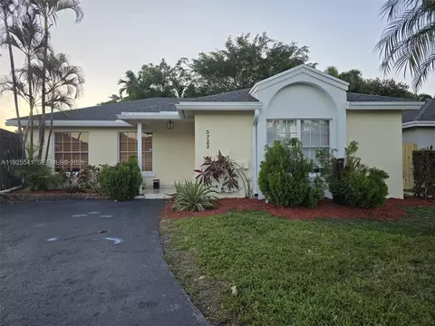 5722 NW 101st Ct, Doral, FL 33178
