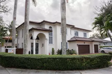8204 NW 165 St Th, Miami Lakes, FL 33016