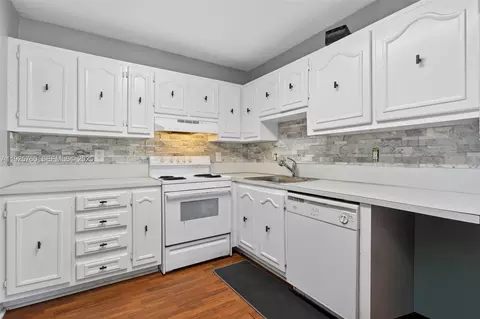 Kitchen - 370 E Laurel Dr #6E, Margate, FL 33063 photo 1 of 2