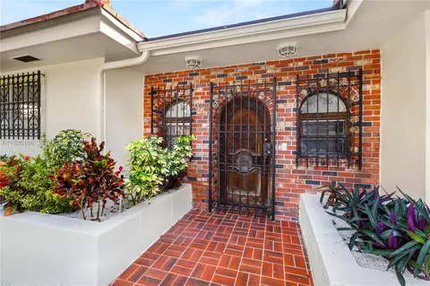 Exterior - 612 Minorca Ave, Coral Gables, FL 33134 photo 2 of 6