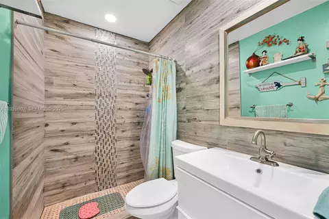 Bath - 4020 E 10th Ave, Hialeah, FL 33013 photo 2 of 5