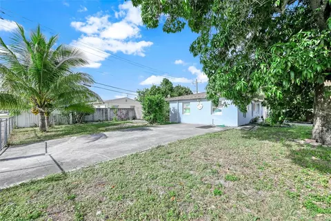 Exterior - 4020 E 10th Ave, Hialeah, FL 33013 photo 2 of 12