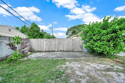Exterior - 4020 E 10th Ave, Hialeah, FL 33013 photo 12 of 12