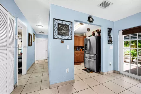 Entry Way - 4020 E 10th Ave, Hialeah, FL 33013 photo 2 of 3
