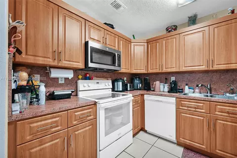 Kitchen - 4020 E 10th Ave, Hialeah, FL 33013 photo 4 of 4