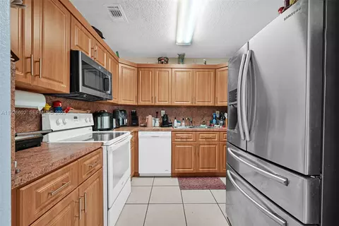 Kitchen - 4020 E 10th Ave, Hialeah, FL 33013 photo 1 of 4