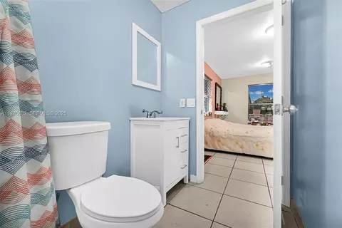 Bath - 4020 E 10th Ave, Hialeah, FL 33013 photo 3 of 5