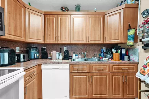Kitchen - 4020 E 10th Ave, Hialeah, FL 33013 photo 2 of 4