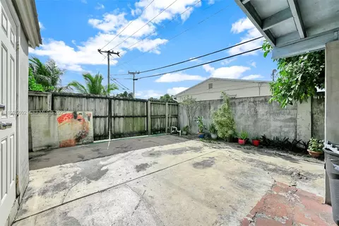 Exterior - 4020 E 10th Ave, Hialeah, FL 33013 photo 11 of 12