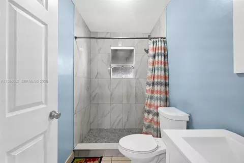 Bath - 4020 E 10th Ave, Hialeah, FL 33013 photo 4 of 5