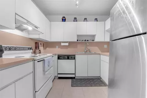 1900 W 68th St #F302, Hialeah, FL 33014