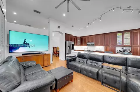 1135 Satinleaf St, Hollywood, FL 33019