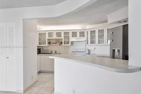 600 Parkview Dr #611, Hallandale Beach, FL 33009