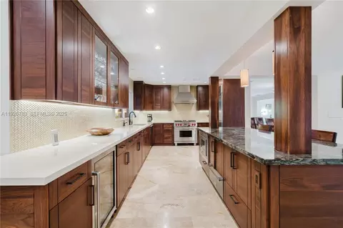 Kitchen - 6755 SW 99th Ter, Pinecrest, FL 33156 photo 6 of 10