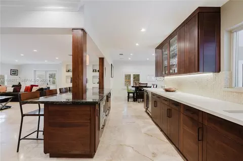 Kitchen - 6755 SW 99th Ter, Pinecrest, FL 33156 photo 9 of 10