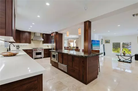 Kitchen - 6755 SW 99th Ter, Pinecrest, FL 33156 photo 2 of 10