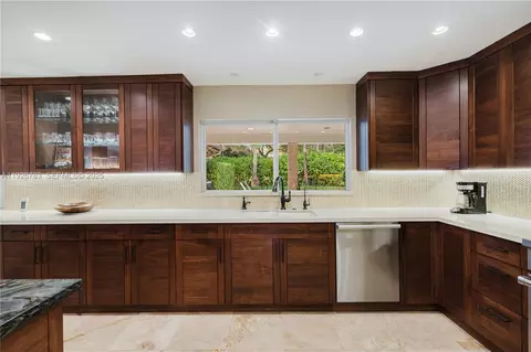 Kitchen - 6755 SW 99th Ter, Pinecrest, FL 33156 photo 10 of 10