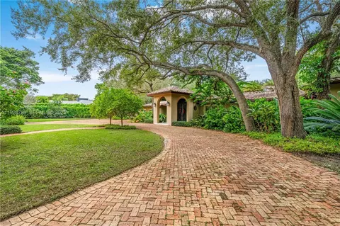Exterior - 6755 SW 99th Ter, Pinecrest, FL 33156 photo 4 of 17