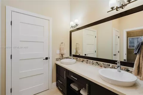 Bath - 6755 SW 99th Ter, Pinecrest, FL 33156 photo 2 of 7
