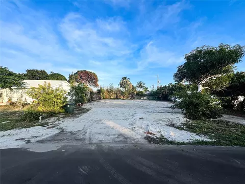 2700 NE 2nd Ave, Boca Raton, FL 33431