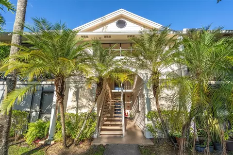 907 NE 199th St #101, Miami, FL 33179