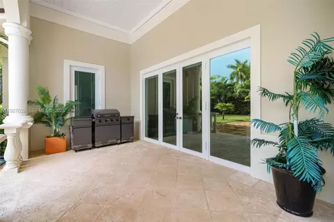 Exterior - 6890 SW 94th St, Pinecrest, FL 33156 photo 10 of 18