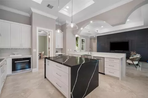 Kitchen - 6890 SW 94th St, Pinecrest, FL 33156 photo 2 of 6
