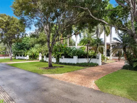 Exterior - 6890 SW 94th St, Pinecrest, FL 33156 photo 17 of 18