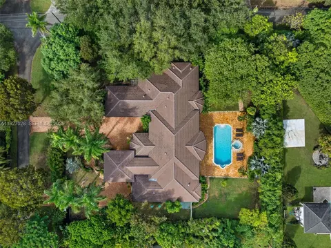 View/Area - 6890 SW 94th St, Pinecrest, FL 33156 photo 5 of 19