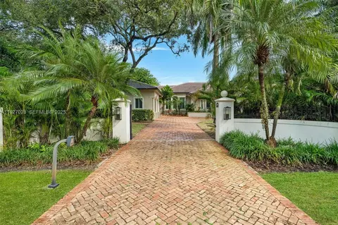 Exterior - 6890 SW 94th St, Pinecrest, FL 33156 photo 5 of 18