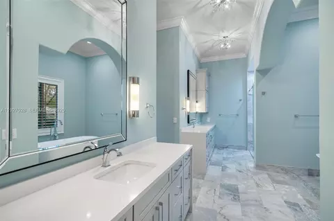 Bath - 6890 SW 94th St, Pinecrest, FL 33156 photo 4 of 9